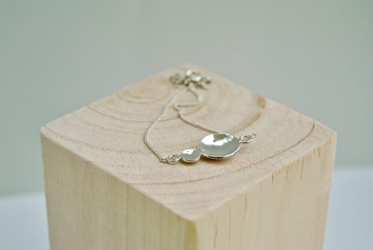 Fijn armbandje met twee opgediepte kuipjes