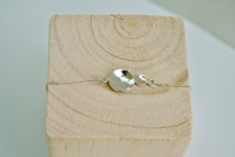 Fijn armbandje met twee opgediepte kuipjes