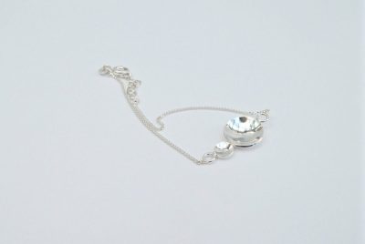 Fijn armbandje met twee opgediepte kuipjes