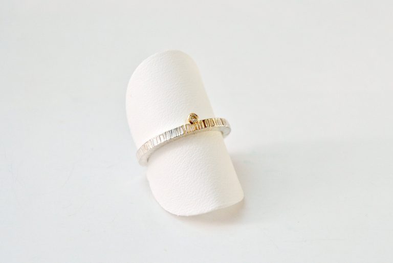 Fijne ring met lijntjes en diamant