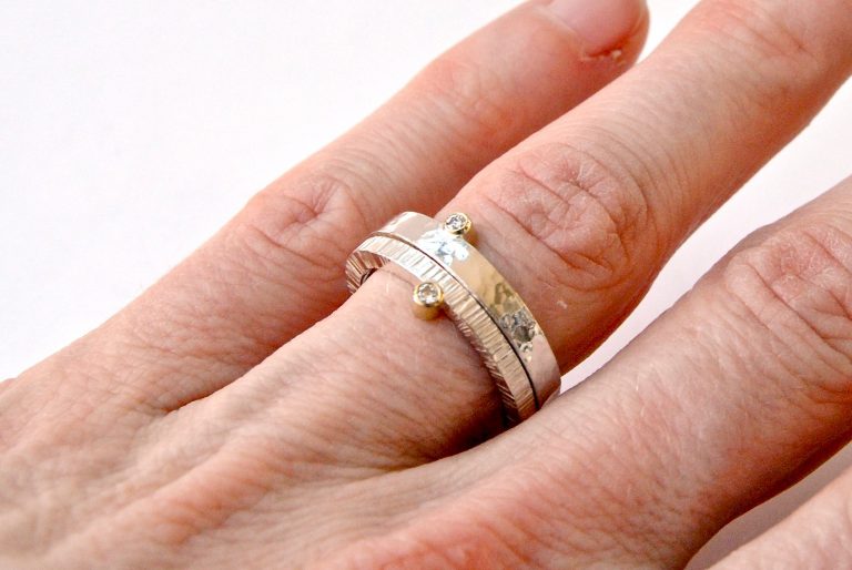 Fijne ring met lijntjes en diamant