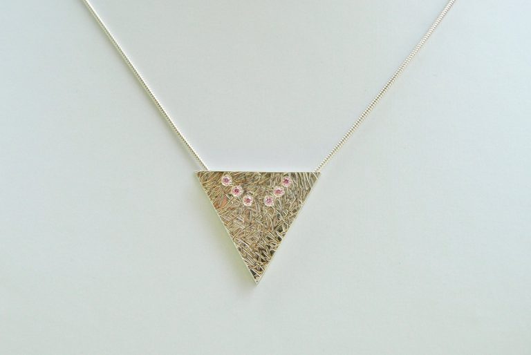 Driehoekige hanger met roze zirkonen
