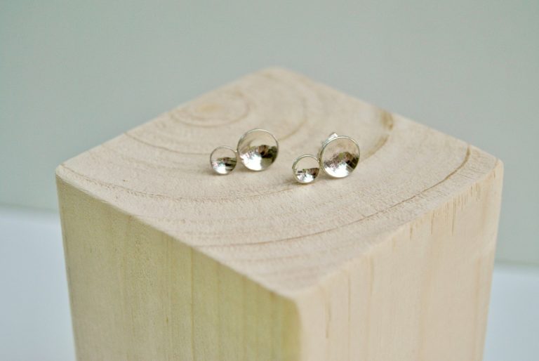 Zilveren oorstekers met kleine kuipjes