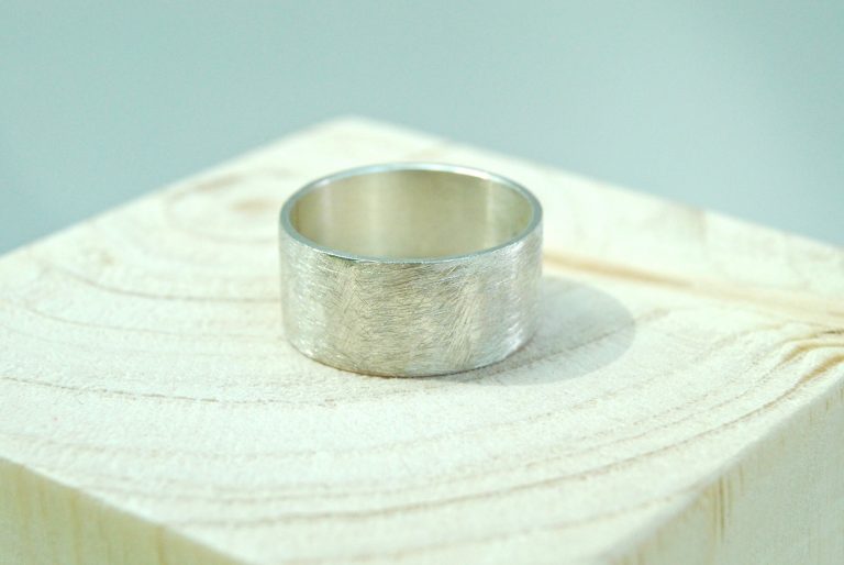 Geborstelde ring met ijsstructuur