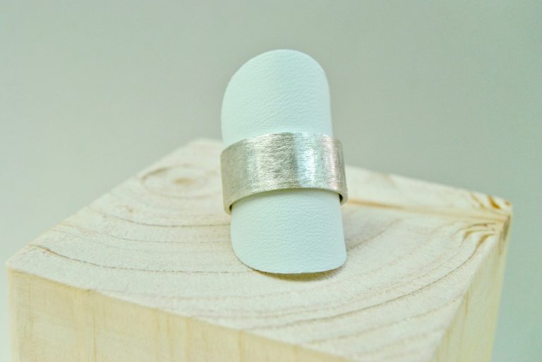 Geborstelde ring met ijsstructuur