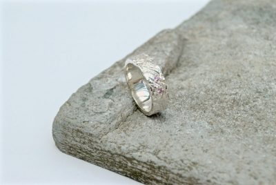Ring met lijntjesstructuur en roze zirkonen