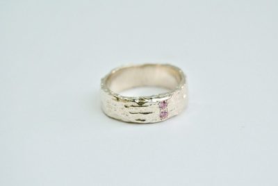 Structuurring met roze zirkonen