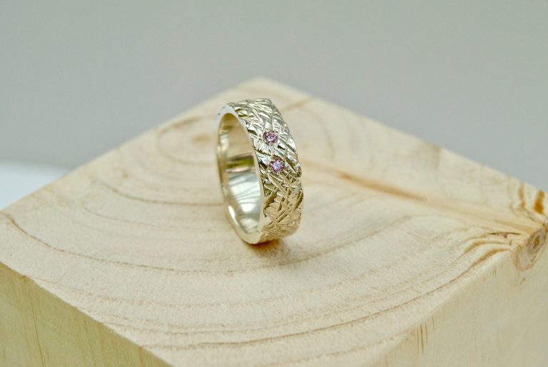 Ring met lijntjesstructuur en roze zirkonen