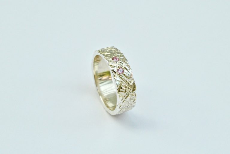 Ring met lijntjesstructuur en roze zirkonen