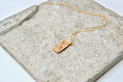 Vergulde hanger asymmetrische driehoeken