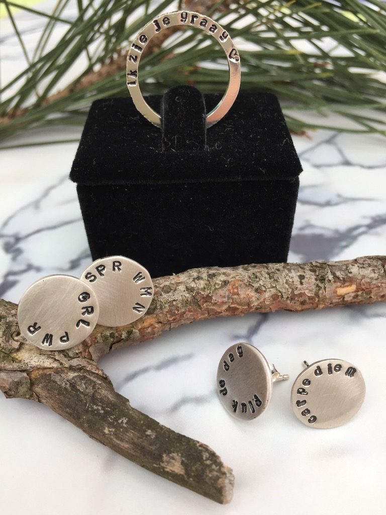 Gepersonaliseerde ring en oorbellen