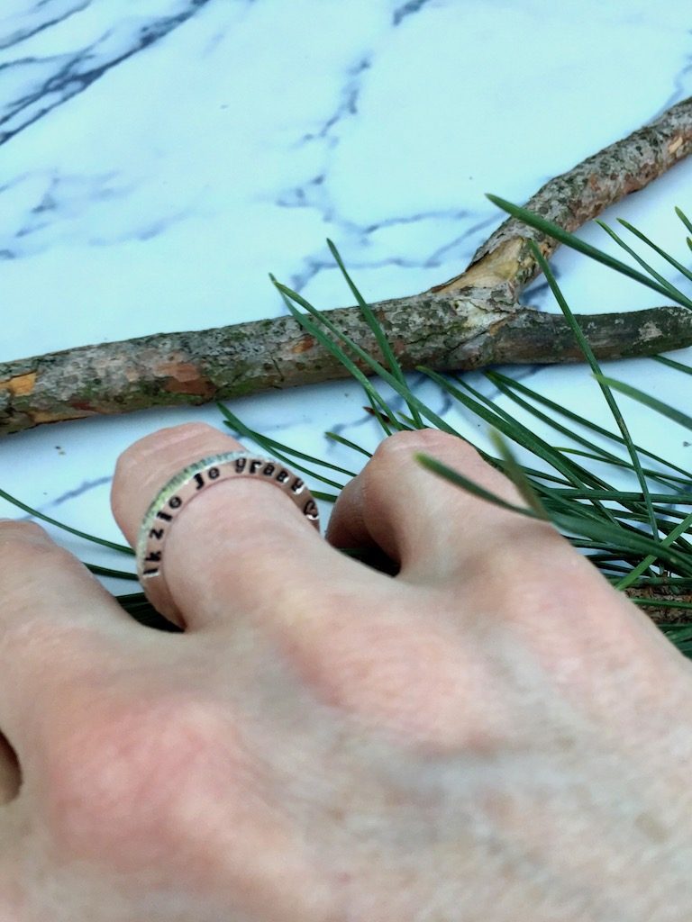 gepersonaliseerde ring met opschrift