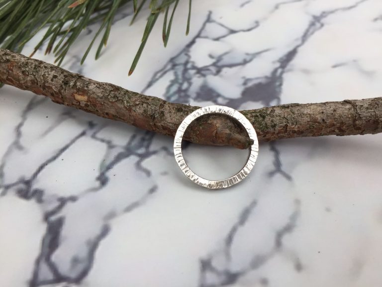 gepersonaliseerde ring met opschrift