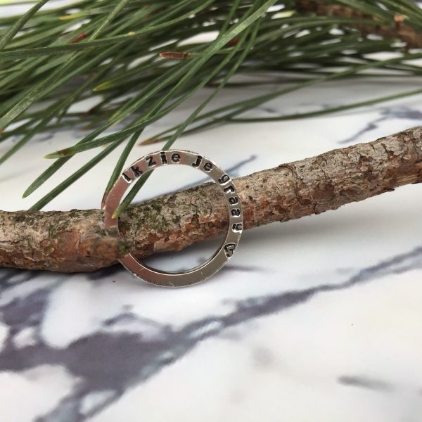 gepersonaliseerde ring met opschrift