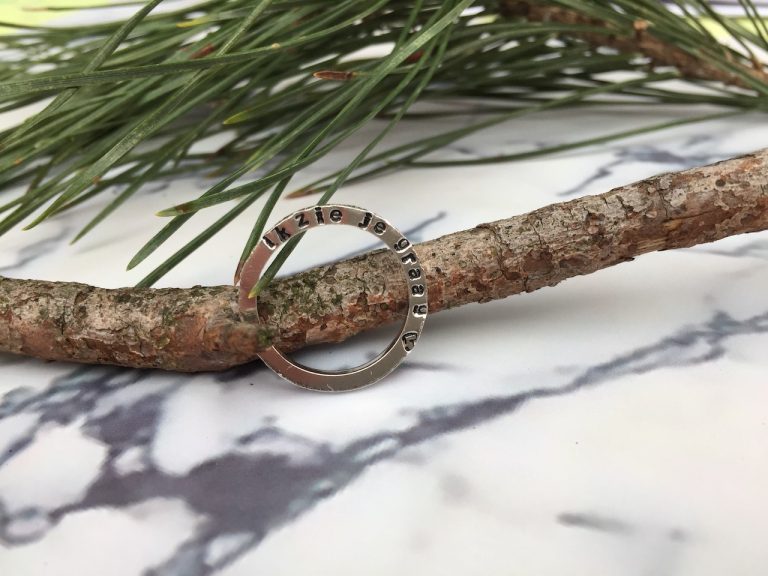 gepersonaliseerde ring met opschrift