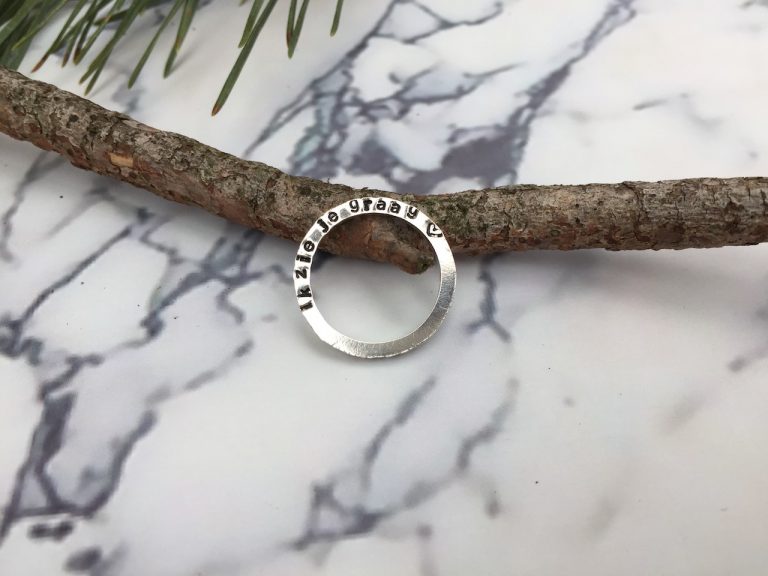 gepersonaliseerde ring met opschrift